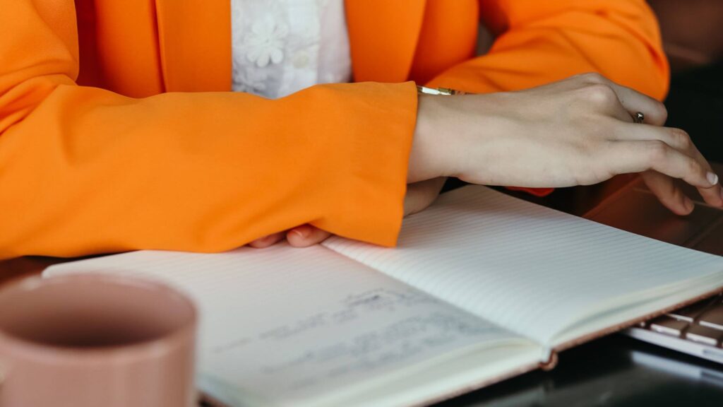 oranje pak multitaskende vrouw